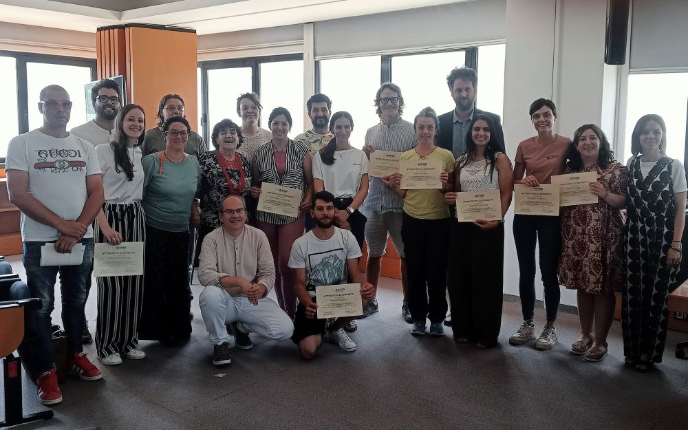 L'immagine ritrae il momento in cui vengono consegnati gli attestati ai partecipanti al termine del 13° Corso per operatori di fattorie didattiche