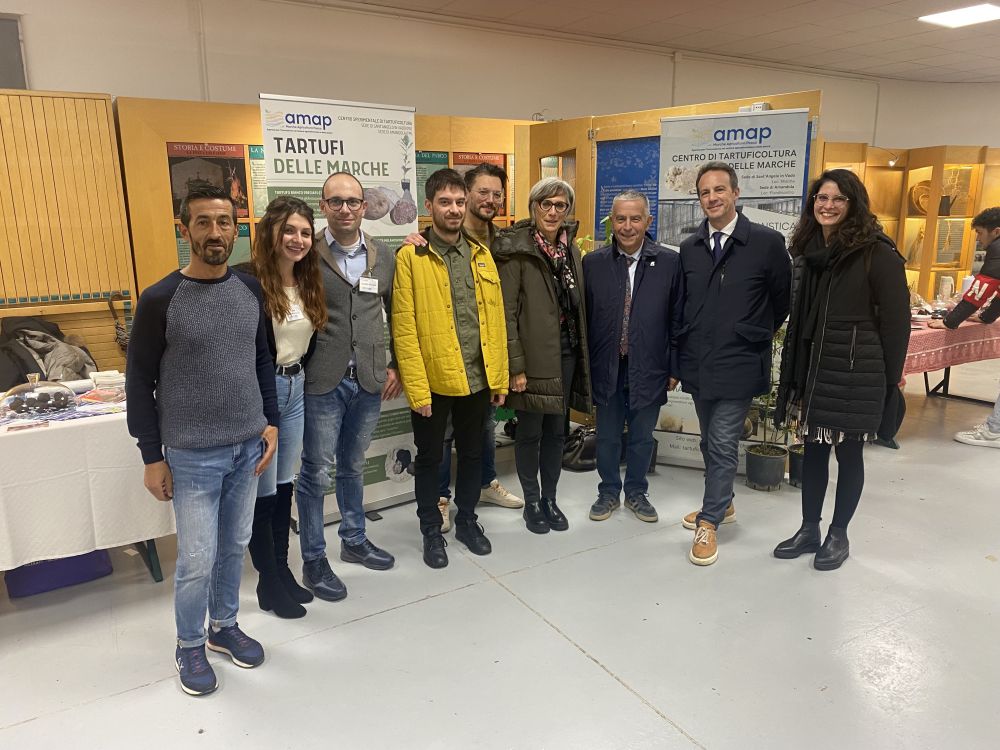 L'immagine ritrae il gruppo di collaboratori AMAP allo stand della fiera, con il presidente Rotoni, il vicepresidente Frontini e direttore Severini