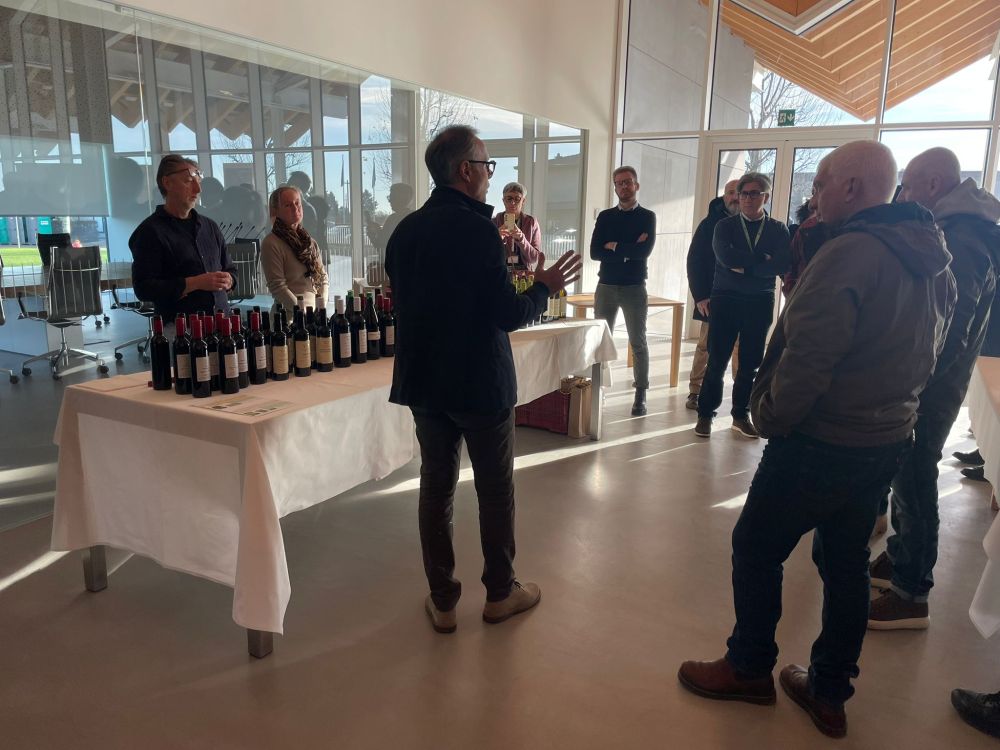 Il dott. Giuseppe Camilli presenta i vini di Amap ottenuti da vitigni resistenti prima della loro degustazione L'immagine ritrae il dott. Giuseppe Camilli presenta i vini di Amap ottenuti da vitigni resistenti prima della loro degustazione