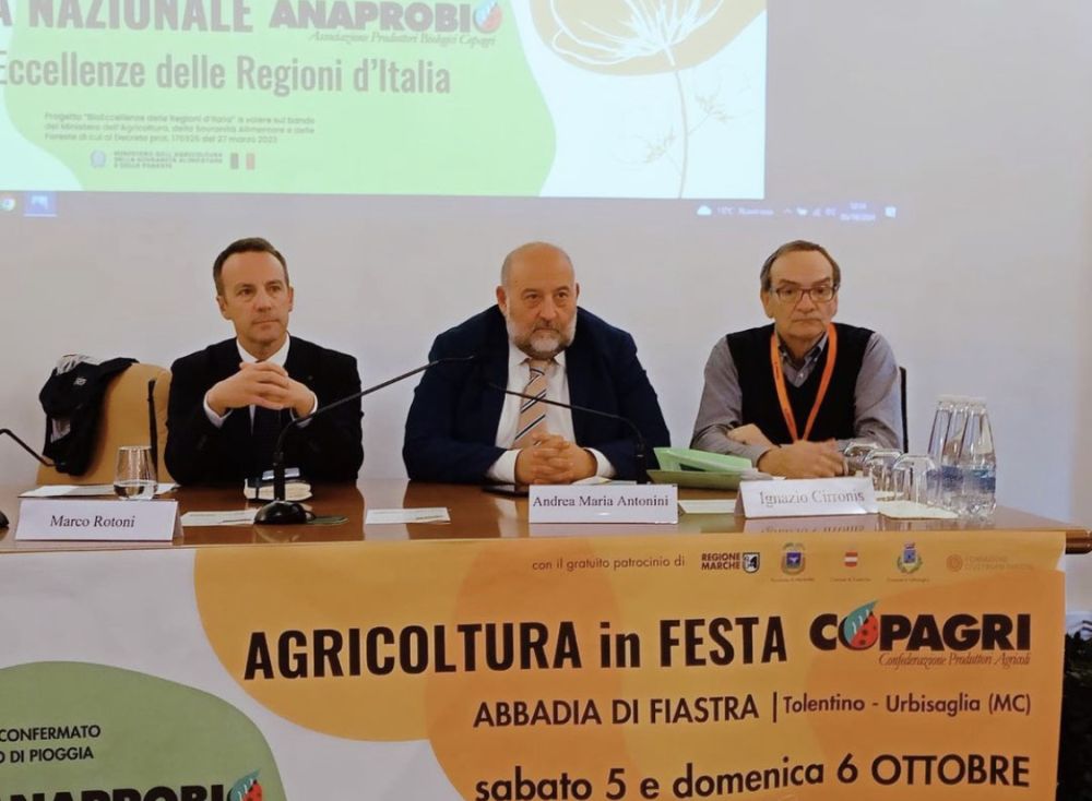 L'immagine ritrae il presidente AMAP Rotoni e l'Assessore all'agricoltura regionale Antonini al tavolo dei relatori