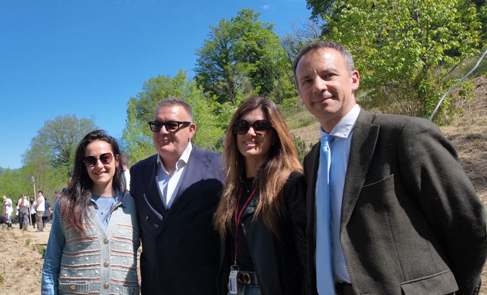 L'immagine ritrae il garante Giulianelli e il presidente Rotoni con il personale del Gruppo Atena