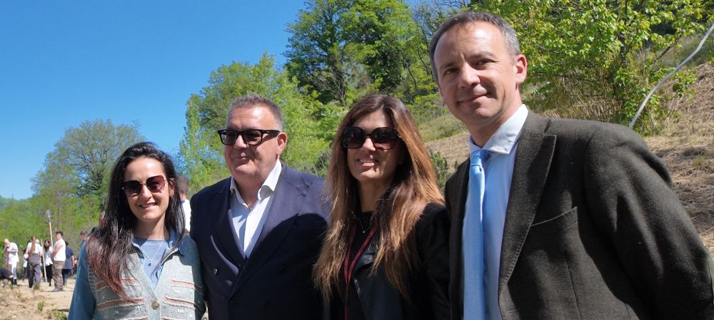 L'immagine ritrae il garante Giulianelli e il presidente Rotoni con il personale del Gruppo Atena