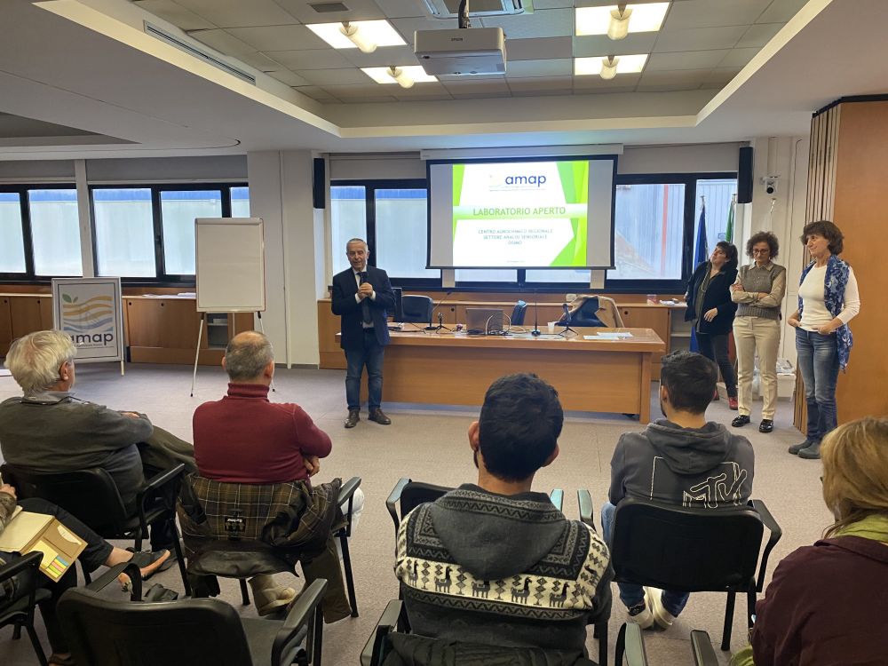 L'immagine ritrae le responsabili dei laboratori, Alfei, Stefano e Di Giacomo e il vice presidente Frontini mentre introduce la seconda giornata a Osimo