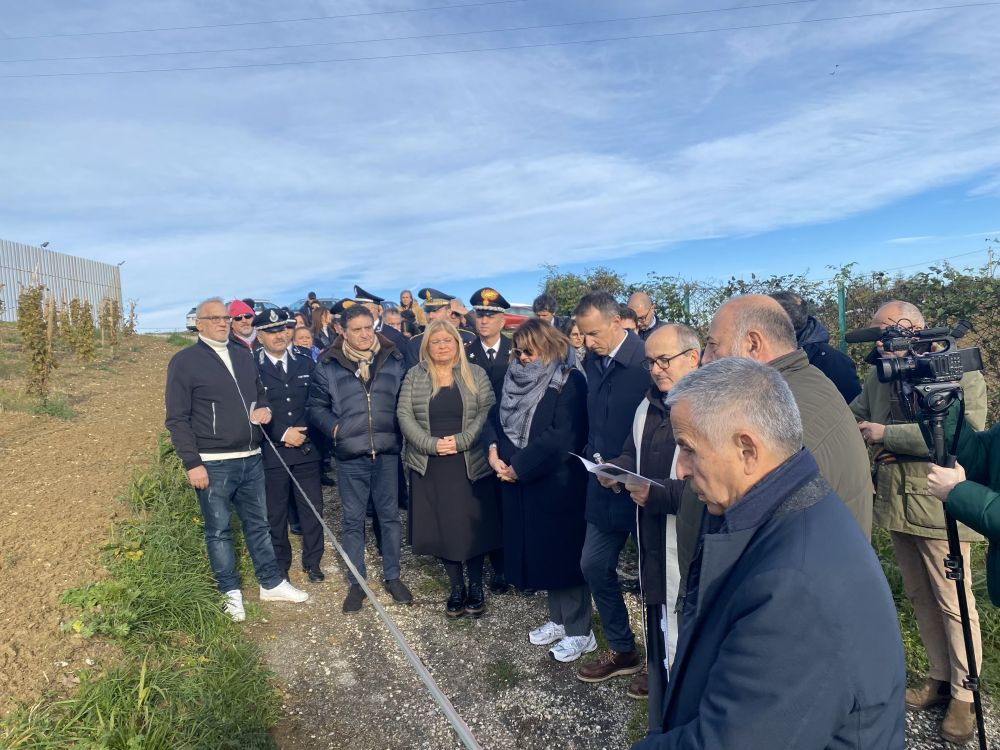 L'immagine ritrae le autorità intervenute in visita al vigneto