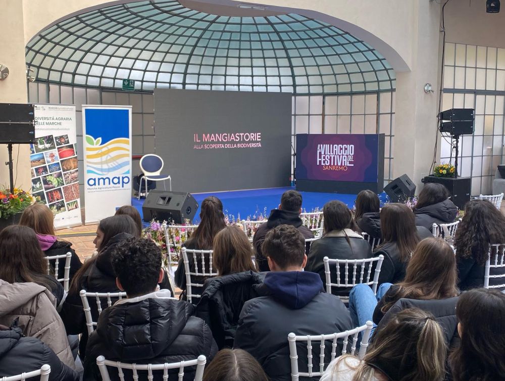 L'immagine ritra la sala dove è avvenuta la proiezione del Mangiastorie per gli studenti presenti al Villaggio del Festival di Sanremo