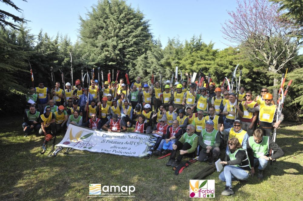 L'immagine ritrae il gruppo dei partecipanti al Campionato in posa per la foto di gruppo