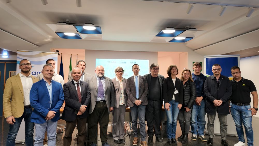 L'immagine ritrae il gruppo con autorità e protagonisti di Olivosfera