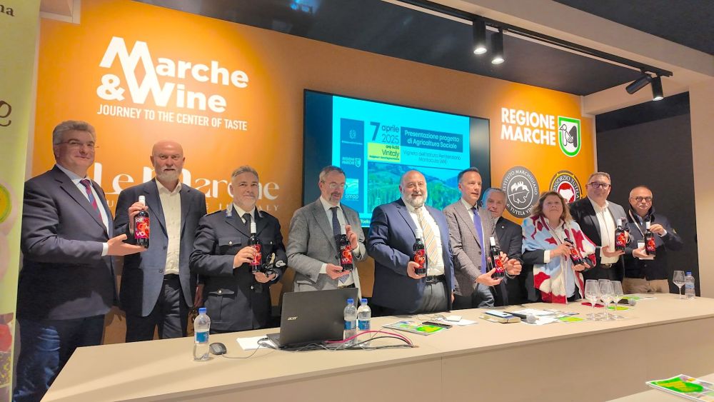 L'immagine ritrae il gruppo delle autorità e dei promotori del progetto con le bottiglie di vino "Renovo" del vigneto di Montacuto ad Ancona, in posa per la foto