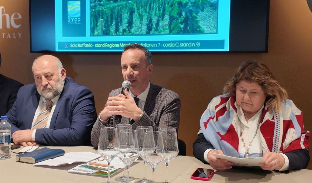 L'immagine ritrae il presidente AMAP Marco Rotoni insieme all'assessore regionale all'Agricoltura Andrea Maria Antonini e il direttore degli Istituti Penitenziari di Ancona Manuela Ceresani durante la presentazione