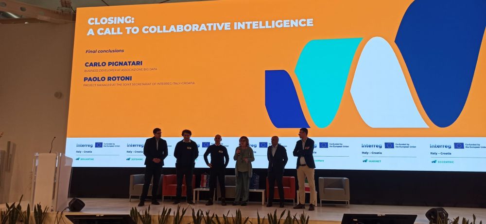 Conclusioni finali: Verso un modello condiviso di innovazione per la Blue Economy L'immagine ritrae i relatori al termine del convegno mentre salutano la sala.