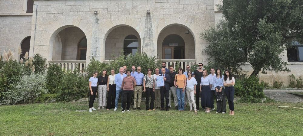 L'immagine ritrae i partners del progetto 3EFISHING riuniti per il mid-term meeting in posa per una foto di gruppo