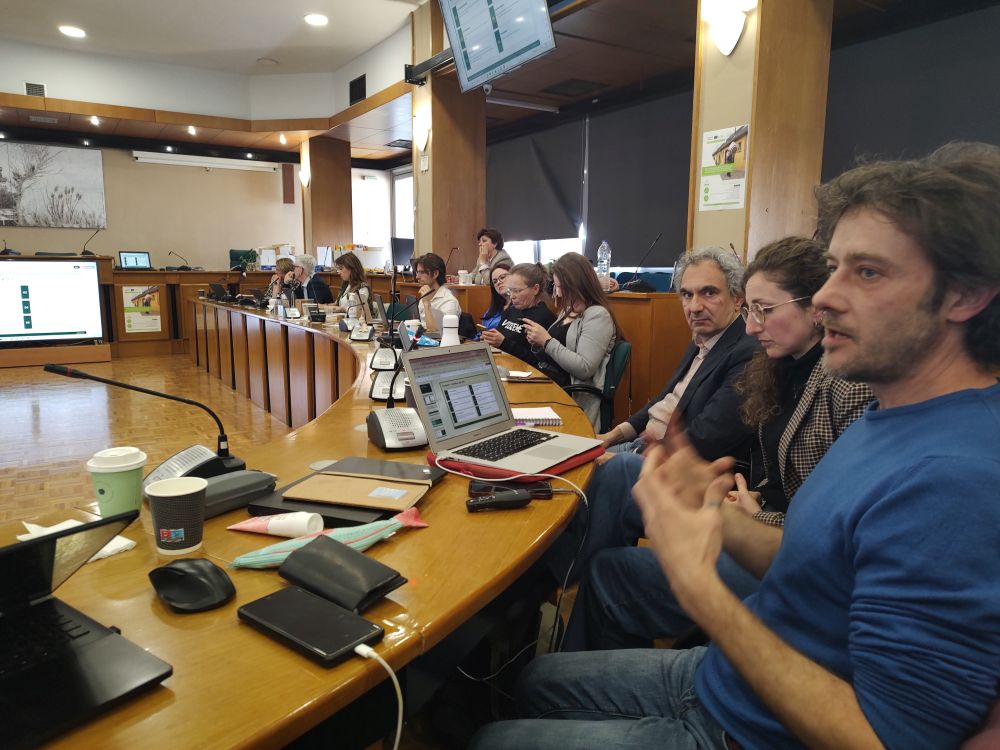 Il referente dell’Associazione Poliedra, componente dello stakeholder board regionale, illustra ai partner del progetto ABC i benefici della coltivazione del bambù per i suoli e i suoi molteplici usi in strutture edili bio-based L'immagine ritrae il referente dell’Associazione Poliedra che illustra ai partner del progetto ABC i benefici della coltivazione del bambù