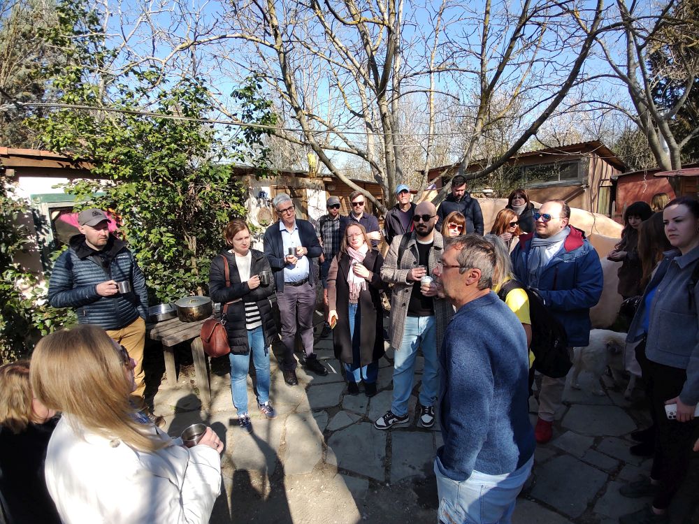 Momento conviviale per i partner del progetto ABC durante la visita all’Ecovillaggio Nesson L'immagine ritrae un momento conviviale per i partner del progetto ABC durante la visita all’Ecovillaggio Nesson