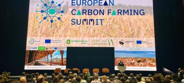 L'immagine ritrae la sala con il pubblico e lo schermo delle slide al momento dell’avvio dei lavori dell’Eu Carbon Farming Summit