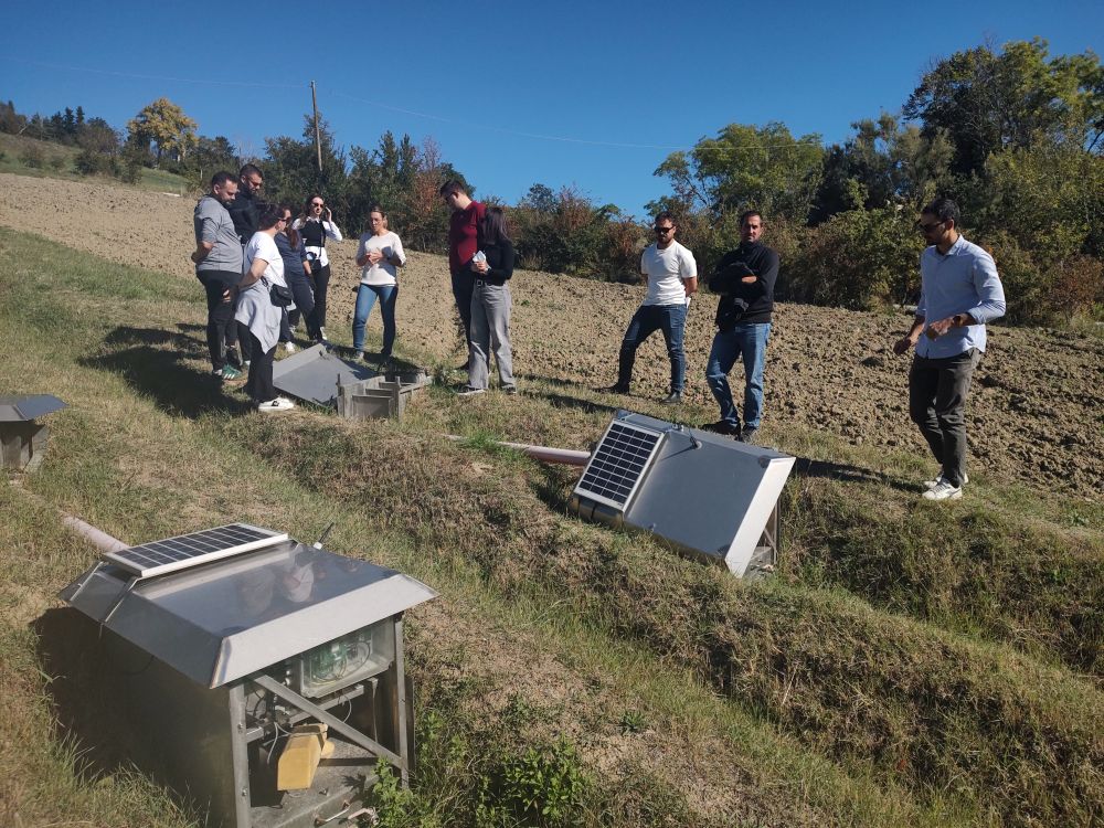 I partecipanti al progetto AINATURE durante la visita dell’area pilota di Apiro (MC) L'immagine ritrae i partecipanti al progetto AINATURE durante la visita dell’area pilota di Apiro (MC)
