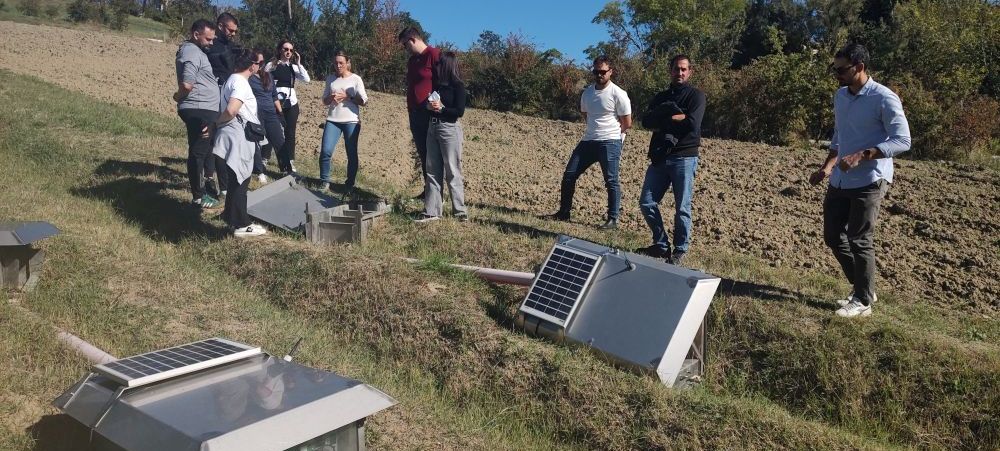 L'immagine ritrae i partecipanti al progetto AINATURE durante la visita dell’area pilota di Apiro (MC)