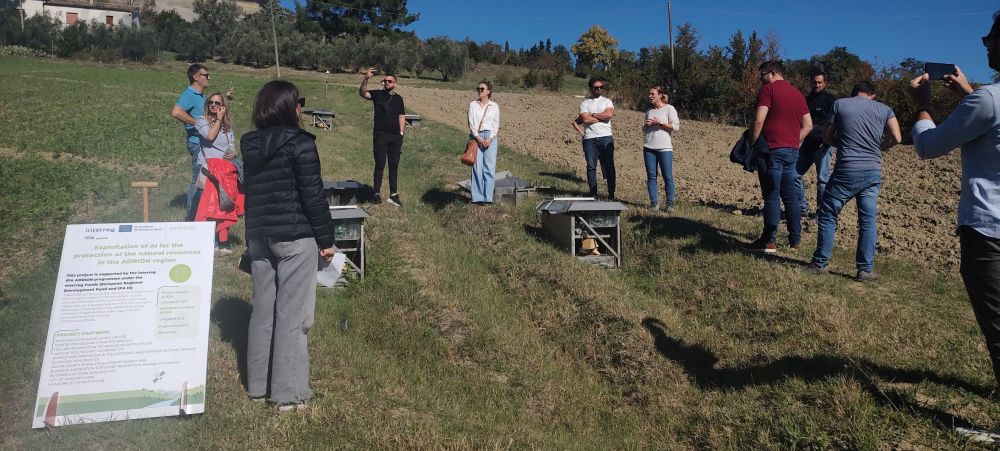 L'immagine ritrae i partecipanti al progetto AINATURE durante la visita in campo guidata dagli esperti di ARCA srl, Apiro (MC).