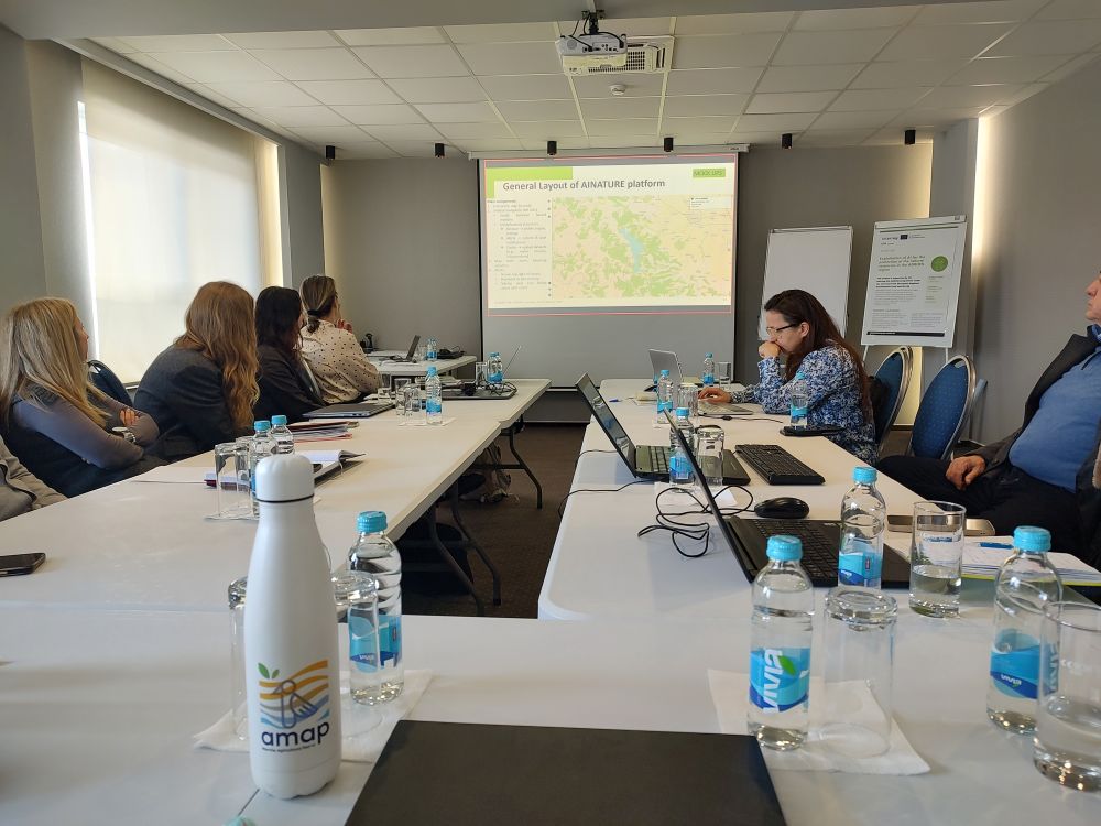 Momento di confronto e visione della funzionalità della piattaforma AINATURE L'immagine ritrae i partecipanti in momento di confronto e visione della funzionalità della piattaforma AINATURE