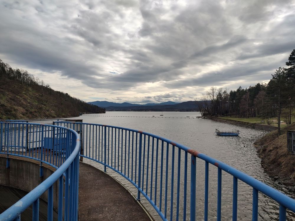 Il lago artificiale Modrac ripreso da un’altra angolazione L'immagine ritrae il lago artificiale Modrac ripreso da un’altra angolazione