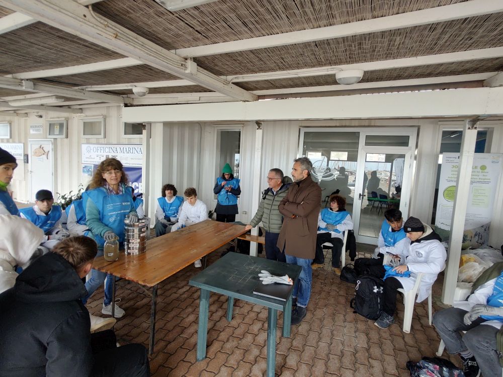 Intervento introduttivo del Sindaco di Porto San Giorgio, del Vicepresidente AMAP e della docente del Montani. L'immagine ritrae il momento dell'intervento introduttivo del Sindaco di Porto San Giorgio, del Vicepresidente AMAP e della docente del Montani.