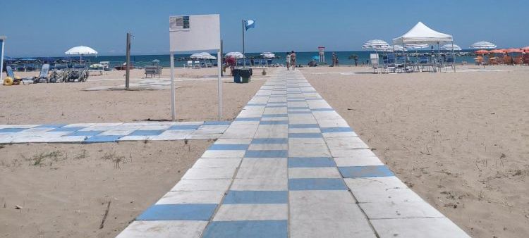 L'immagine ritrae l'area di accesso al litorale destinata alla raccolta